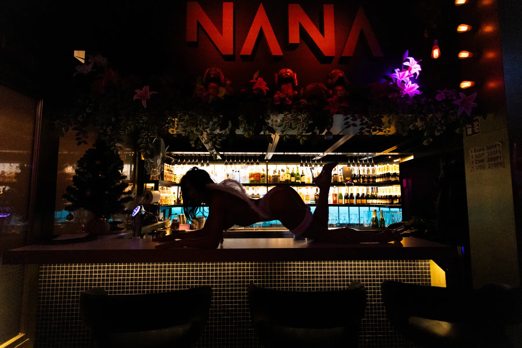 Momentos de noche — la barra